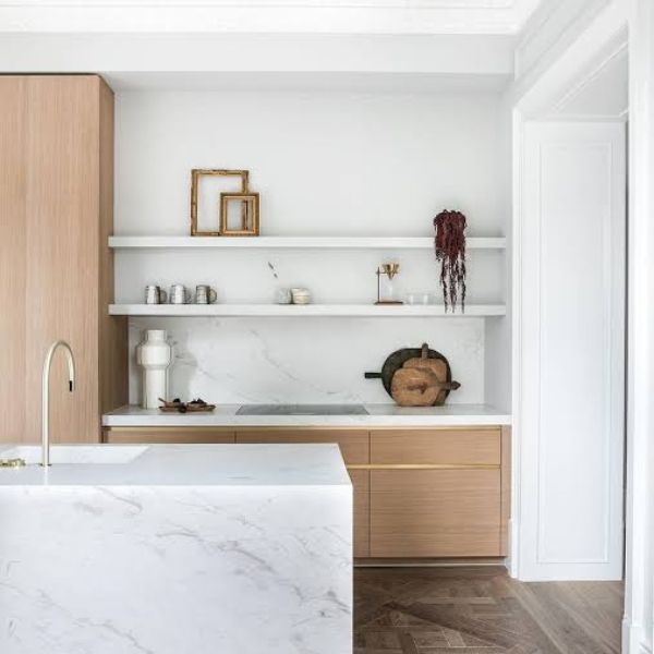 Kitchen Set Warna Putih dengan Aksen Kayu